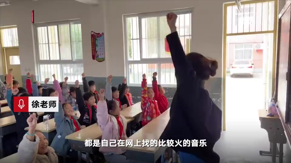 小学音乐老师带学生跳课桌舞节奏感十足活跃课堂气氛